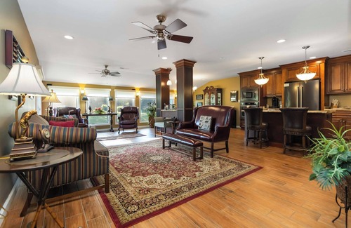 Bronston Condo | Welcome to Double Eagle on Seven- Lake Cumberlands Elegant Golf Side Retreat