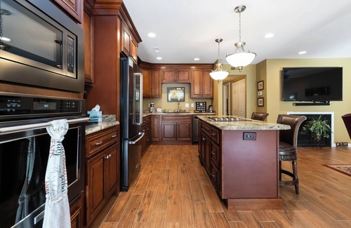 Bronston Condo | Welcome to Double Eagle on Seven- Lake Cumberlands Elegant Golf Side Retreat