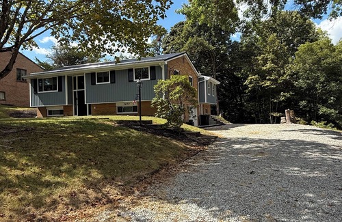 Elrama House | Welcome to Finley-Villa! A cozy 3-bedroom, 3 full bath house in Finleyville