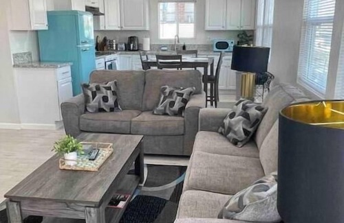 Porterville House | Welcome to la Casita Blanca! Main St & Sequoia National Forest!