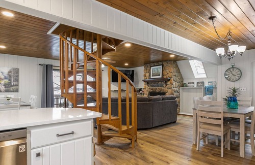 Fenwick House | Welcome to Lake Life! Your spacious WATERFRONT getaway on an all sports lake! 😍