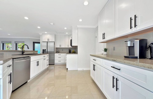 Coral Shores House | Welcome to Lux Waterfront Getaway: Modern & Pet-Friendly
