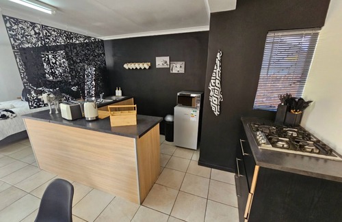 Kimberley Cottage | "Welcome to Moo Manor – Your Tranquil Getaway Near the Heart of Adventure!"n