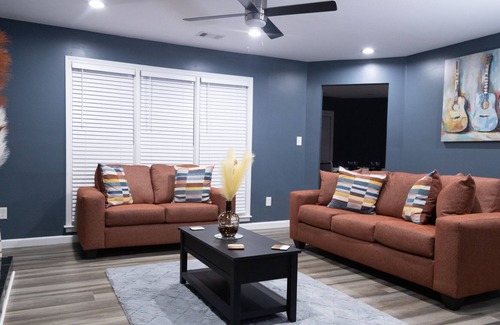 Irondale House | Welcome to my spontaneous spacious Bluhouse