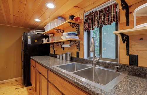 Otis Cottage | WELCOME TO "ON THE ROCKS" COTTAGEnnLakeside cottage near Acadia National Park!