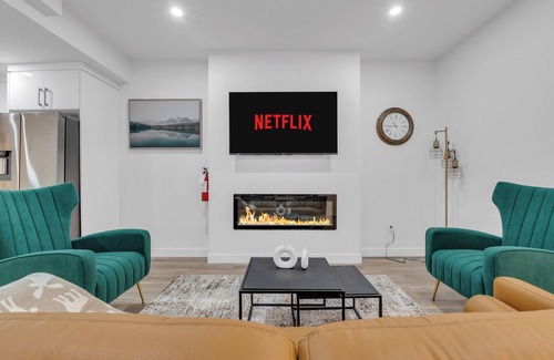 Calgary House | Welcome to our Cozy and luxurious two(2) bedroom basement suitenn