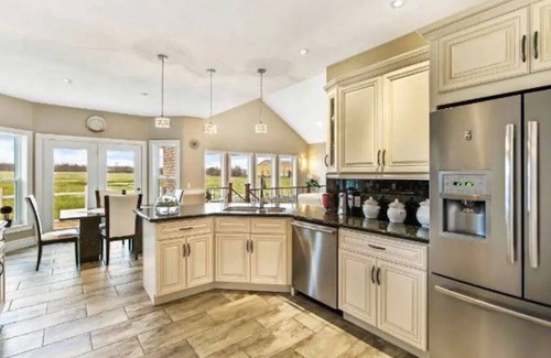 Carrying Place Cottage | Welcome to our luxurious bungalow house lake front phenomenon view.