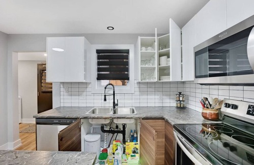 Welland Apartment | Welcome To Our Modern 2Bdrm/1Bth w/Laundry/BBQ