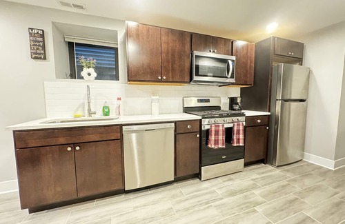 Tri-Taylor Apartment | Welcome to our modern Chicago living! Free parking, in the heart of the city.