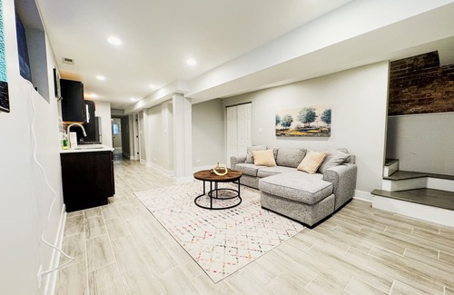 Tri-Taylor Apartment | Welcome to our modern Chicago living! Free parking, in the heart of the city.