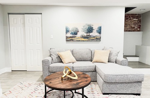 Tri-Taylor Apartment | Welcome to our modern Chicago living! Free parking, in the heart of the city.
