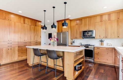 Newberg House | Welcome to Oz: A Vibrant Extended Stay Vineyardside Estate!