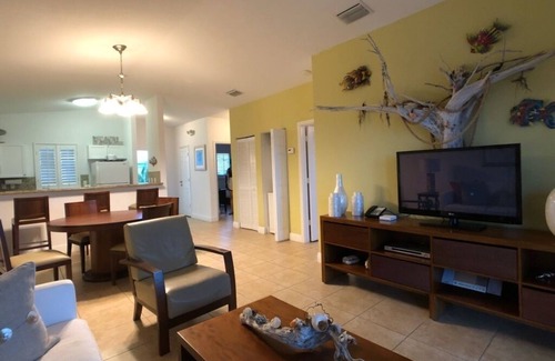 Alice Town Villa | Welcome to Paradise, Beautiful 2/2 Villa, 3rd. Floor Water Views (40 ft. Slip)
