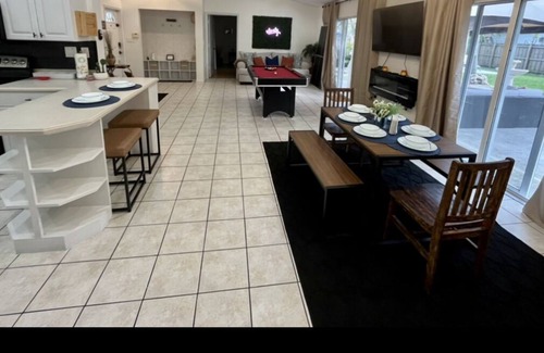 Ludlam House | Welcome to Paradise Island by Metro Zoo Miami!