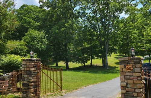 Troutville Apartment | Welcome to Planterosa. Near the Appalachian trail.