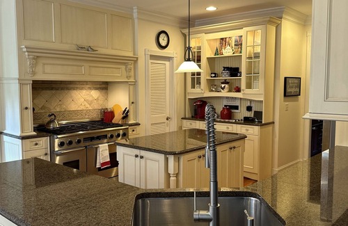 Manchester House | Welcome to Riley's Retreat! A Cozy Sanctuary within Walking Distance to Town!