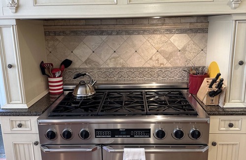 Manchester House | Welcome to Riley's Retreat! A Cozy Sanctuary within Walking Distance to Town!