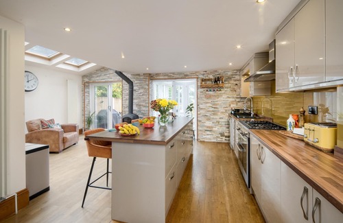 Ryde Apartment | Welcome to Rowallen, in the heart of Ryde on the Isle of Wight, a stunning Edwardian town house spre