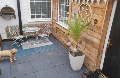 Wallasey Cabin | Welcome to Sea Quinn Views Annex.nCoastal Charm at Your Doorstepn