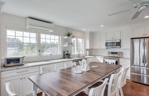 Dennis House | Welcome To Seaside Estate - .1 Mile to Corporation Beach