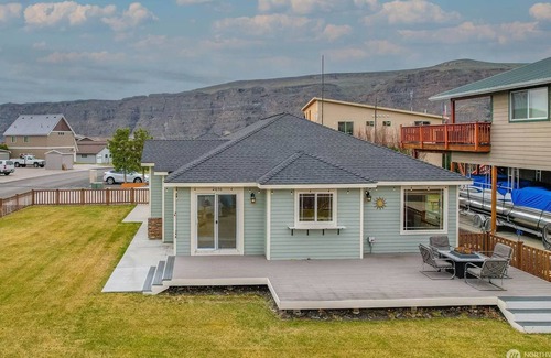 Sunland Estates House | Welcome to Sunland! Your GORGE-eous Getaway awaits! Fully Fenced, Pet Friendly!