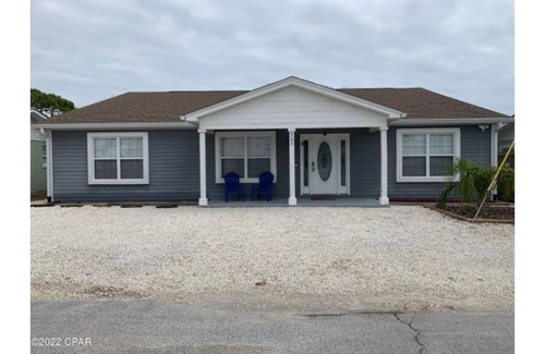 Fort Bay House | Welcome to the Sunshine Shack! Private backyard pool only 2 blocks from beach