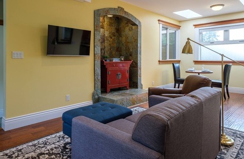 Bowen Island House | Welcome to the Aerie Tree private apartment!