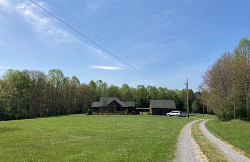 Mt Lookout House | Welcome to The Bee Glade! A 4BR Cabin in the New River Gorge!