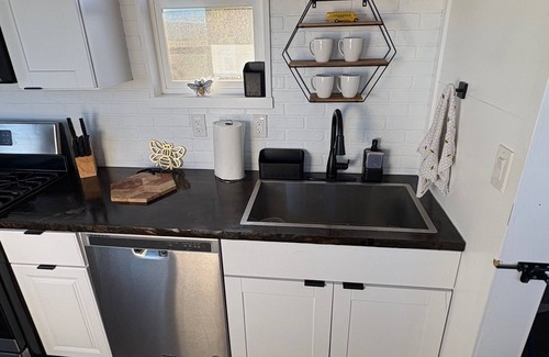 Durango Cottage | Welcome to the Bee Bus – A Cozy One-of-a-Kind Tiny Home with Mountain Views