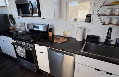 Durango Cottage | Welcome to the Bee Bus – A Cozy One-of-a-Kind Tiny Home with Mountain Views