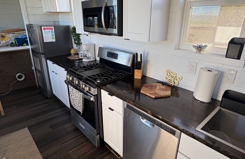 Durango Cottage | Welcome to the Bee Bus – A Cozy One-of-a-Kind Tiny Home with Mountain Views