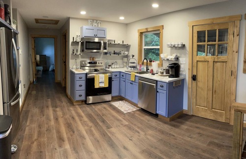 Franklin House | Welcome to The Chickadee Nest Retreat/Hot Tub WiFi