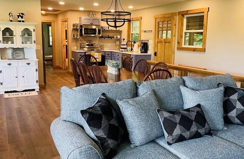 Franklin House | Welcome to The Chickadee Nest Retreat/Hot Tub WiFi