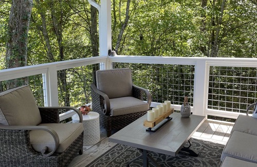 Franklin House | Welcome to The Chickadee Nest Retreat/Hot Tub WiFi