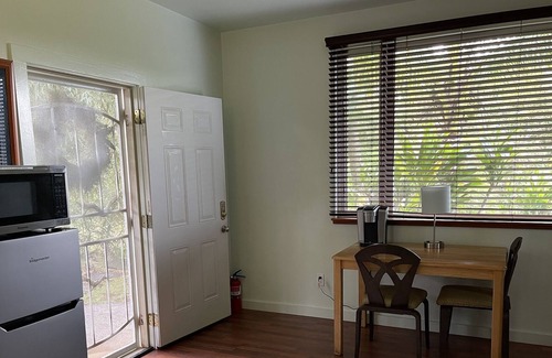 Pauwela Apartment | Welcome to the Dolphin Studio + 1 bathroom with Wifi