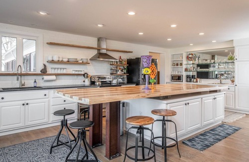 Hendersonville House | Welcome to The Horse Shoe Farm.