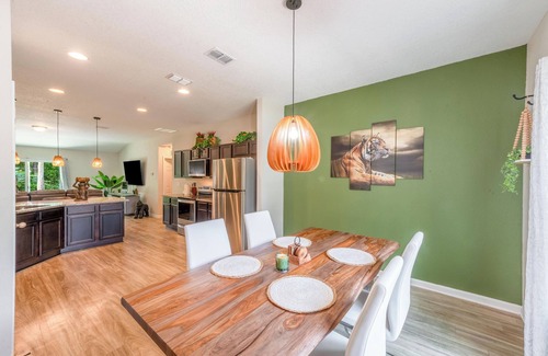 Southside House | Welcome to the Jungle! Jacksonville Beach/Mayo Clinic/UNF/Shopping