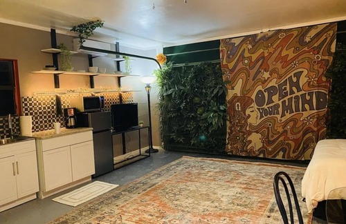 Gulf Breeze House | Welcome to the Jungle - suite 5 mins from the beach!
