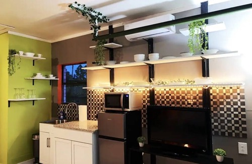 Gulf Breeze House | Welcome to the Jungle - suite 5 mins from the beach!
