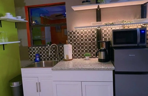 Gulf Breeze House | Welcome to the Jungle - suite 5 mins from the beach!
