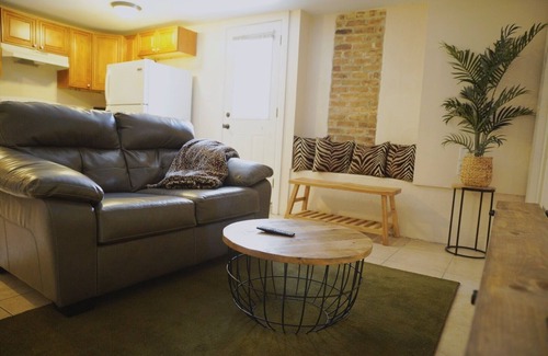 Irish Channel Apartment | Welcome to the Jungle pad!