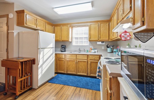 Sloans Valley Cabin | Welcome to “The Love Shack” – Your Perfect Charming Getaway!