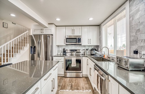 Eastside House | Welcome to the Safehouse! Modern remodeled 5 bedroom home in Tacoma duplex! n
