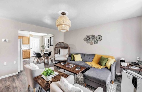 Algoma Apartment | Welcome to The Steele Magnolia! Completely renovated 2 bed/1ba plus bonus pull out futon couch
