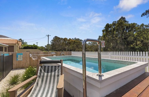Tin Can Bay House | Welcome to "The White House"