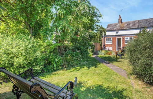West Mersea Cottage | Welcome to this delightful fisherman’s cottage on the unique Island of Mersea.
