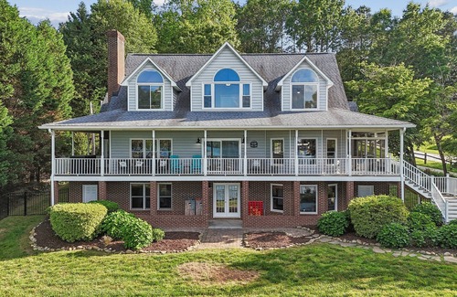 Lake Norman of Catawba House | Welcome to Wake and Lake - Beautiful Waterfront Home with Great Amenities!