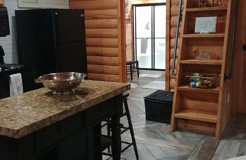 Mammoth Cave Cottage | Welcome to Whipsaw a beautiful cottage ,just a 5 minute walk to see the lake!