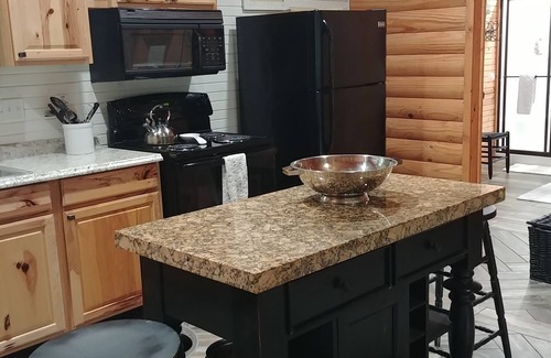 Mammoth Cave Cottage | Welcome to Whipsaw a beautiful cottage ,just a 5 minute walk to see the lake!