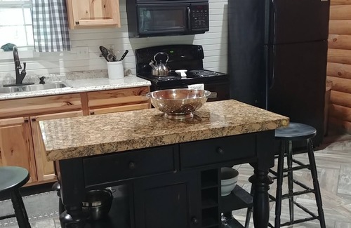 Mammoth Cave Cottage | Welcome to Whipsaw a beautiful cottage ,just a 5 minute walk to see the lake!